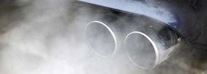 Foto de tubo de escape de un coche emitiendo contaminación