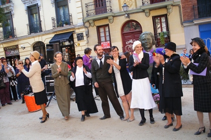 Foto del acto en homenaje a Clara Campoamor