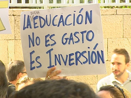 Foto de pancarta "La educación no es gasto, es inversión"