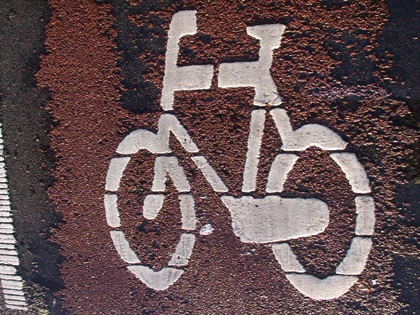 Foto de un logo de bicicleta pintado en el asfalto