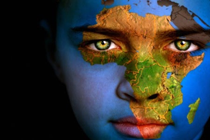 Foto de mujer africana con el mapa de África proyectado en el rostro