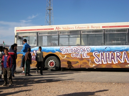 Foto de un autobús de ayuda humanitaria