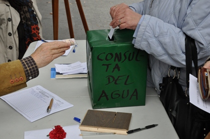 Foto de una urna recibiendo un voto durante la consulta popular