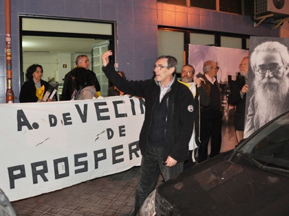 Foto de César Abeytua ante la nueva sede de la asociación