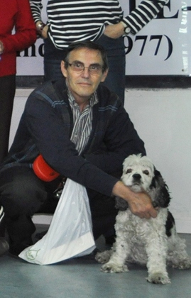 Foto de César Abeytua y su perrita Greta