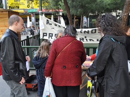 Foto del puesto de libros de la asociación en la Plaza de Prosperidad