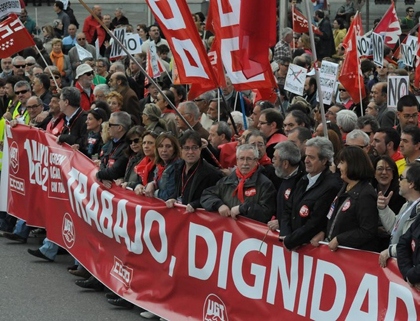 Foto de dirigentes sindicales encabezando la manifestación del 1º de mayo en madrid
