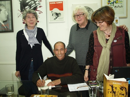 Foto del autor firmando ejemplares de su libro