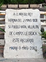 Monumento en la calle Clara del Rey