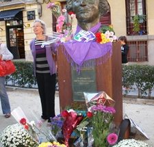 Foto del busto de CLARA CAMPOAMOR, situado en la Plza. Guardias de Corps, en la calle Conde Duque