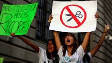 Foto de manifestantes contra los recortes en educación