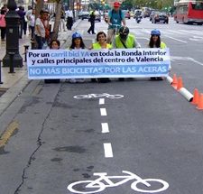 Foto de pancarta pidiendo carril bici